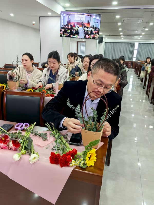 “花香滿溢·悅享芳華”插花主題活動
